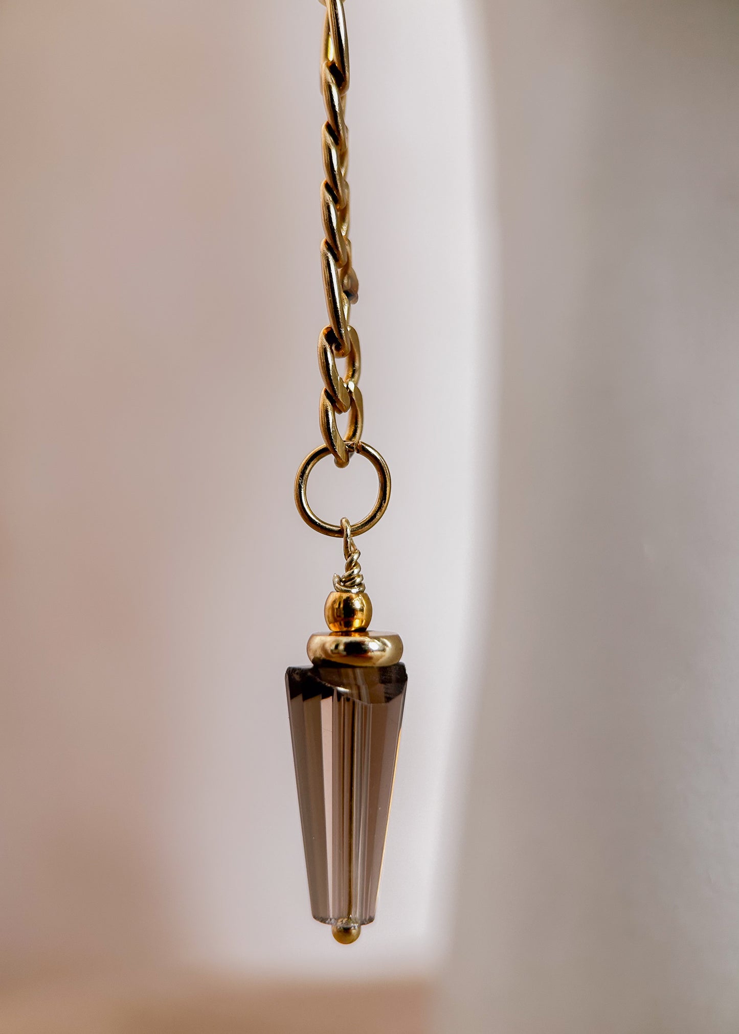 Bijou facial en chaîne d'acier inoxydable plaqué or avec maillons structurés et perles synthétiques fumées. Accessoire inspiré des Amazones.