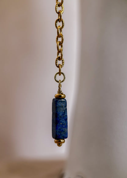 Bijou facial en chaîne d'acier inoxydable plaqué or avec pierres de lapis lazuli et cristaux aux reflets irisés. Accessoire inspiré de l’Égypte antique.