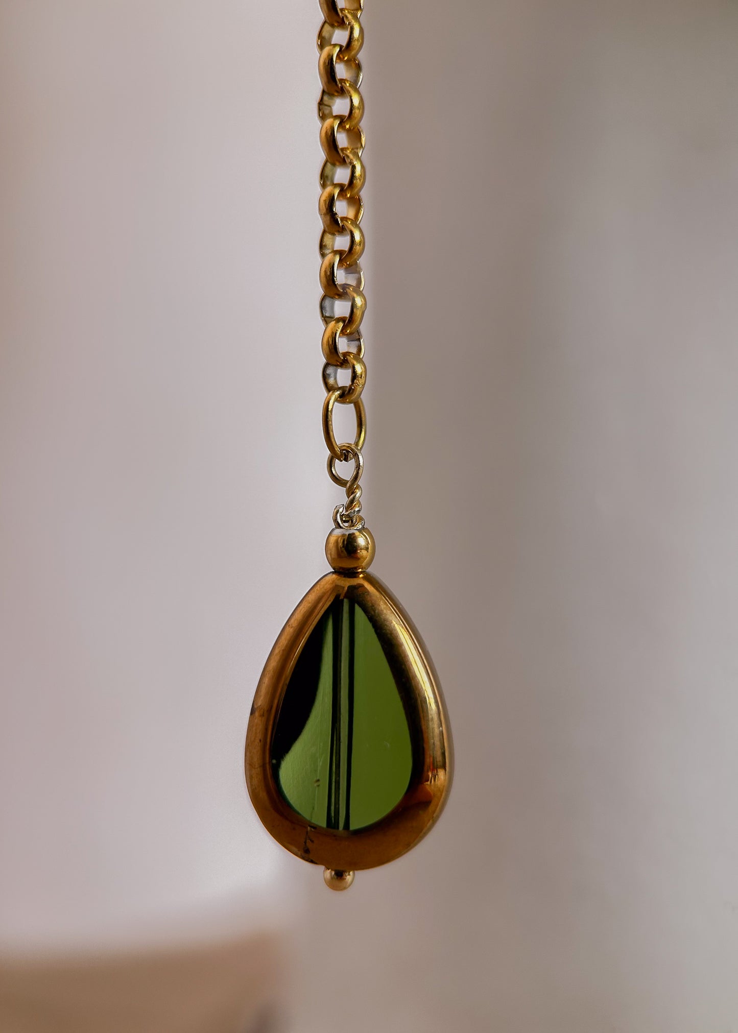 Bijou facial chaîne d'acier inoxydable plaqué or avec cristaux vert émeraude et perles synthétiques vert doré. Accessoire bohème festival, costume, photoshoot.