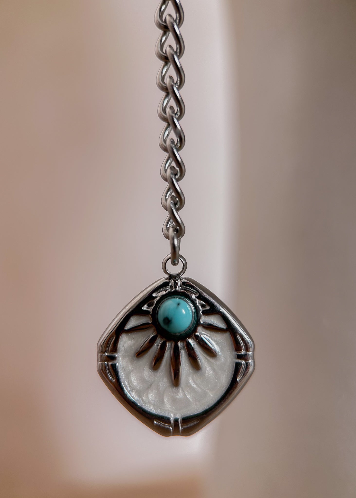 Bijou facial en apatite bleue, howlite et émail blanc. Accessoire de visage mystique en acier inoxydable, parfait pour festival, look boho ou danse orientale.