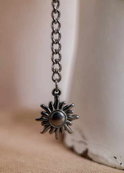 Bijou facial en améthyste et acier inoxydable avec breloques soleil. Accessoire bohème mystique pour festival, danse ou costume rituel.