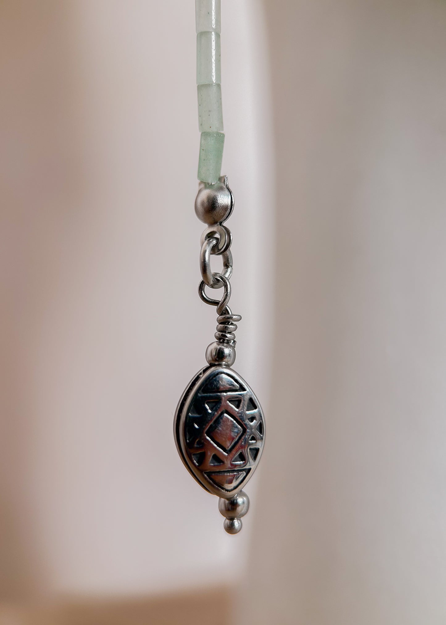 Bijou facial en aventurine verte et acier inoxydable avec breloques runiques. Accessoire tribal mystique pour festival ou costume nordique.