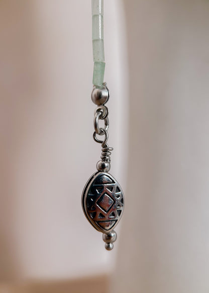 Bijou facial en aventurine verte et acier inoxydable avec breloques runiques. Accessoire tribal mystique pour festival ou costume nordique.