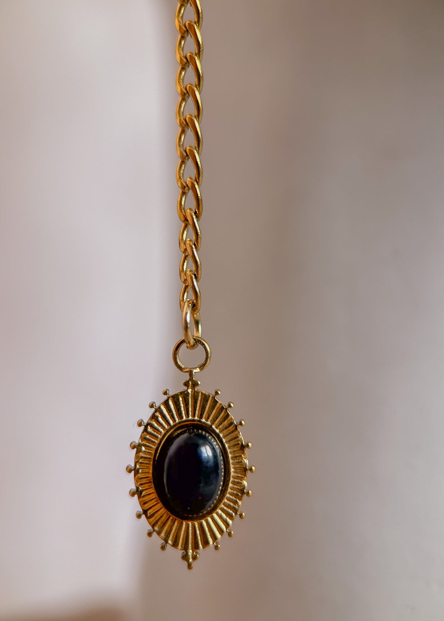 Bijou facial en acier inoxydable doré, larvikite et obsidienne avec lune orientale. Accessoire mystique égyptien pour festival, danse ou costume rituel boho.