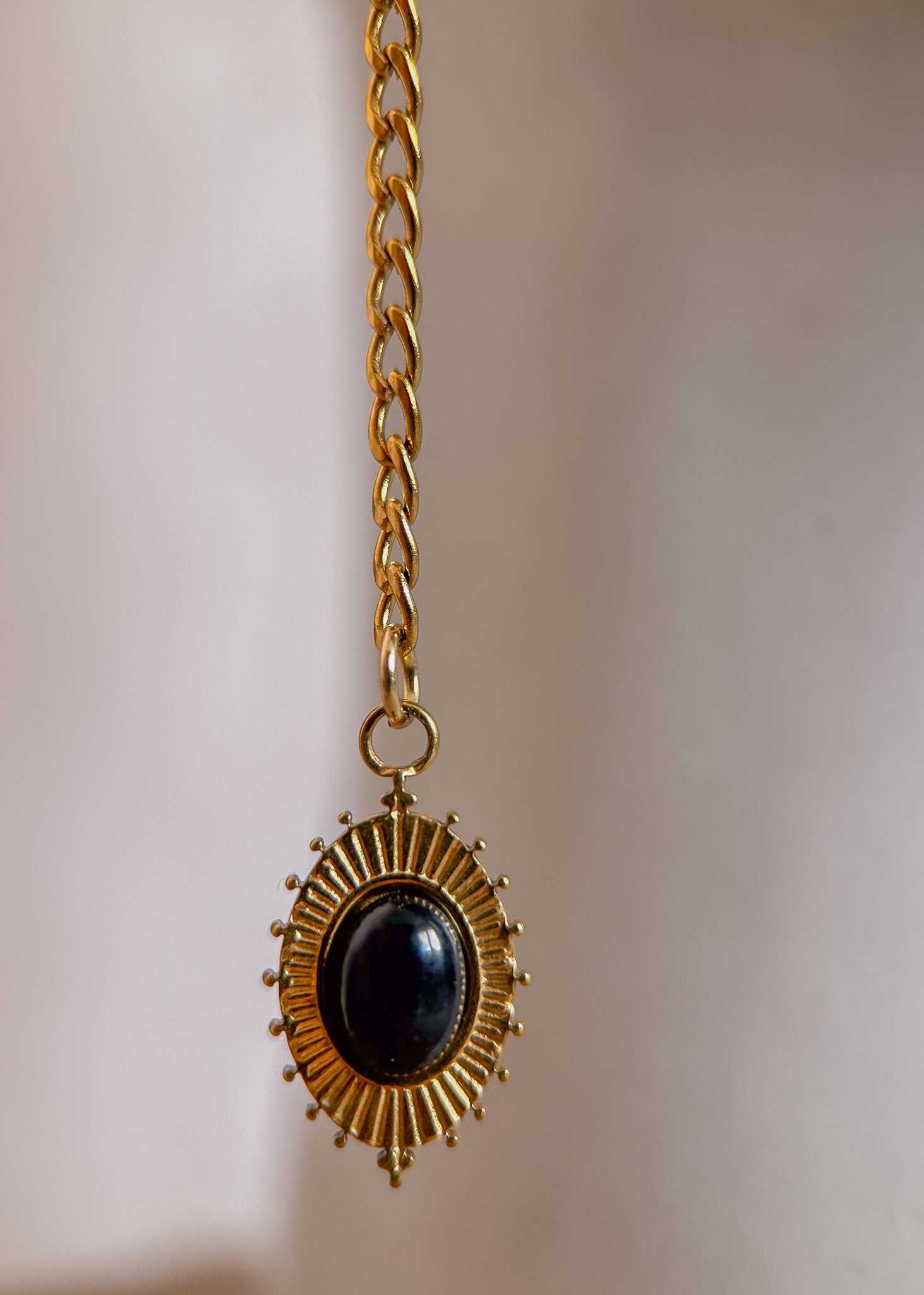 Bijou facial en acier inoxydable doré, larvikite et obsidienne avec lune orientale. Accessoire mystique égyptien pour festival, danse ou costume rituel boho.