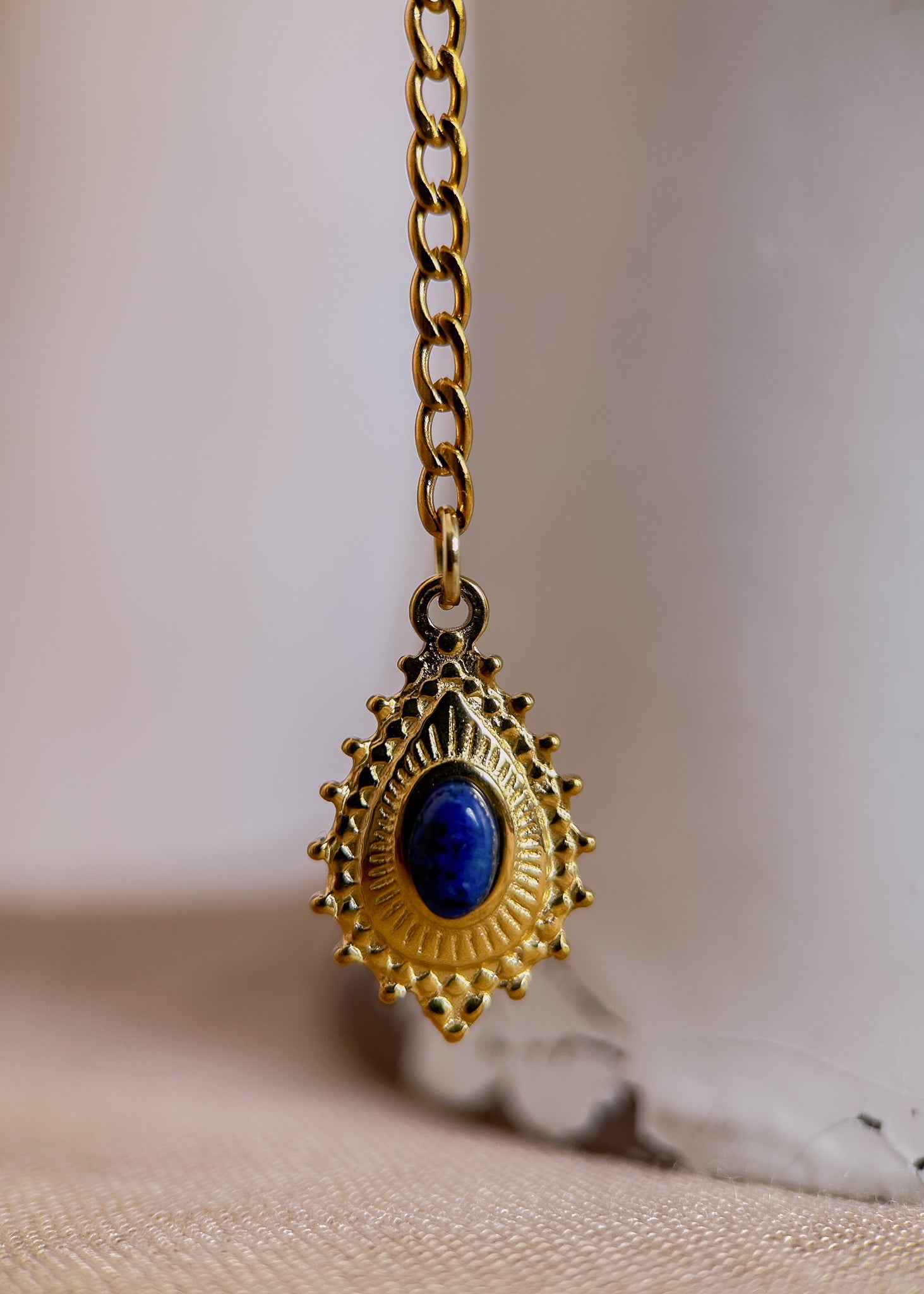 Bijou facial acier inox doré en lapis lazuli avec faucon et pendentifs orientaux. Accessoire pharaonique pour costume, festival ou danse tribale égyptienne.