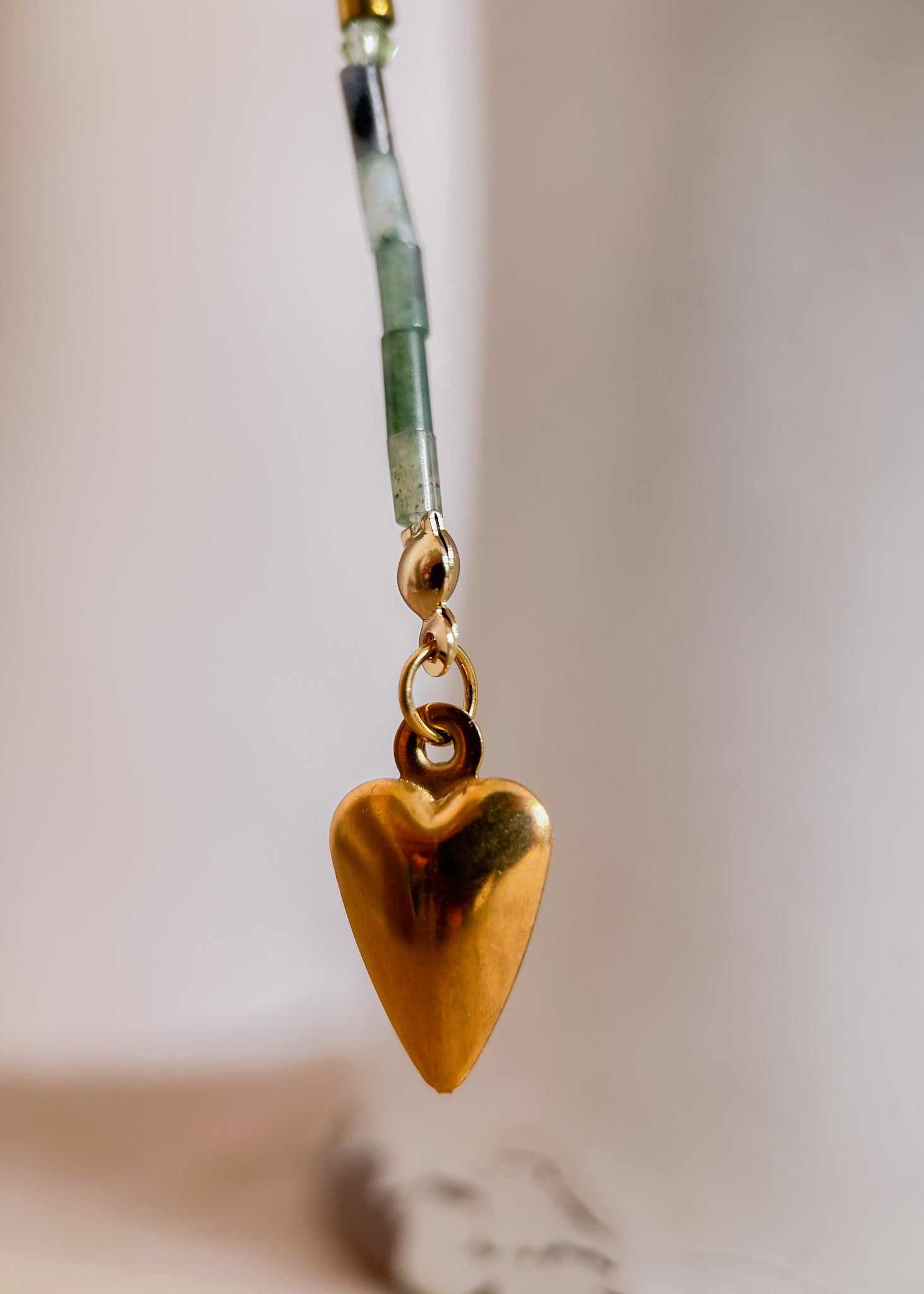 Bijou facial doré en agate mousse avec breloques cœur-pique. Accessoire inspiré des légendes celtiques, parfait pour un look boho mystique ou féerique.