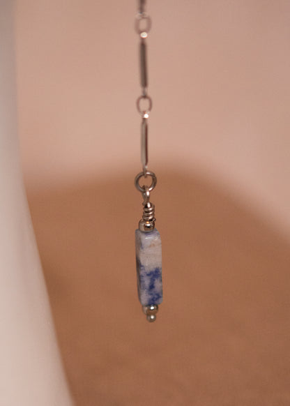 Chaîne de visage argentée avec cristaux bleus et sodalite. Bijou mystique et structuré inspiré du dieu des rêves, parfait pour un look céleste.