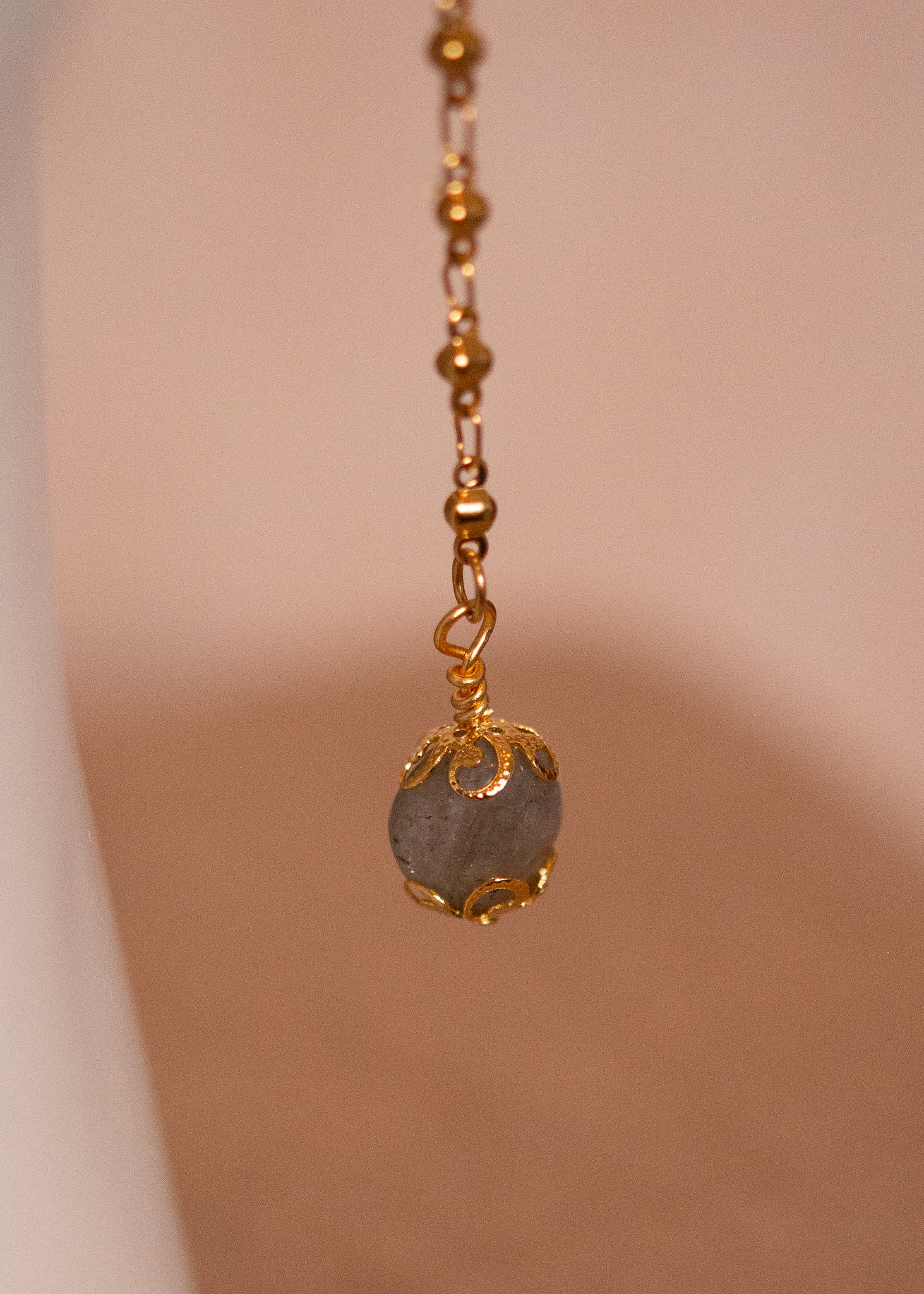 Chaîne dorée avec labradorite blanche aux reflets gris. Bijou fluide et mystique inspiré de la mythologie grecque, idéal pour look antique ou ésotérique.