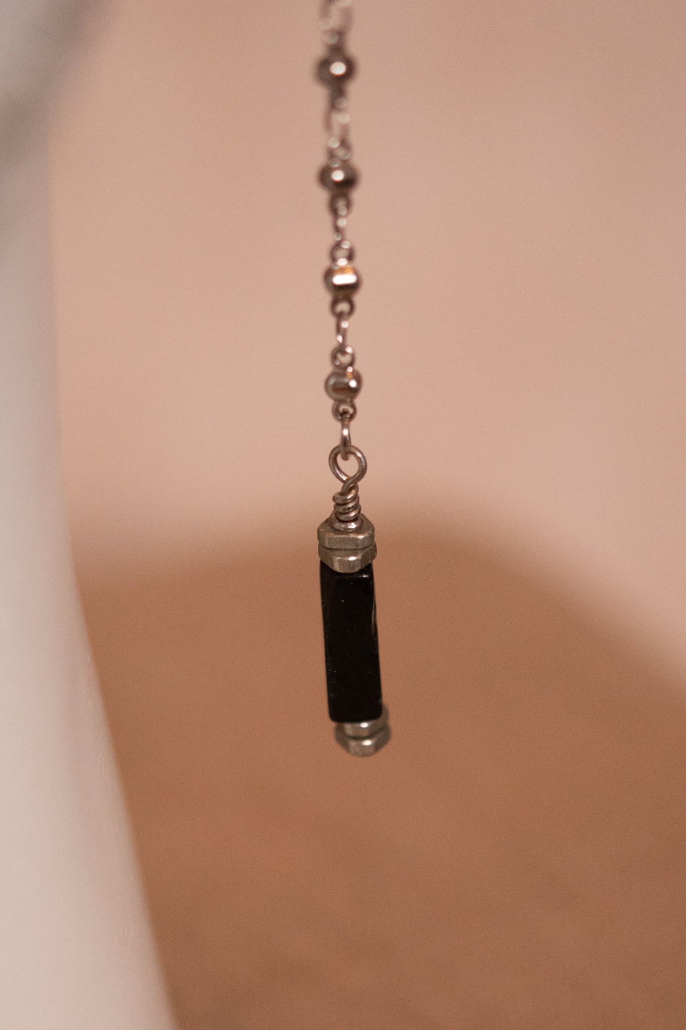 Chaîne de visage argentée avec agate noire, cristaux noirs et billes acier. Bijou bohème et protecteur pour look mystique, goth ou tribal.