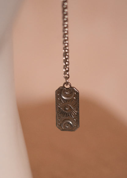 Bijou facial argenté avec cristaux translucides et cartes tarot œil. Chaîne de visage ésotérique et minimaliste, parfaite pour look mystique ou cérémonie intuitive.