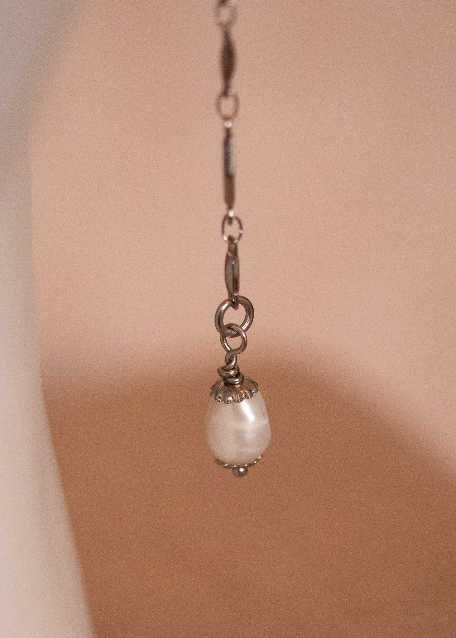 Chaîne de visage argentée avec motifs losange et perles d’eau douce. Bijou structuré et lunaire, look de festival, costume, photoshoot...