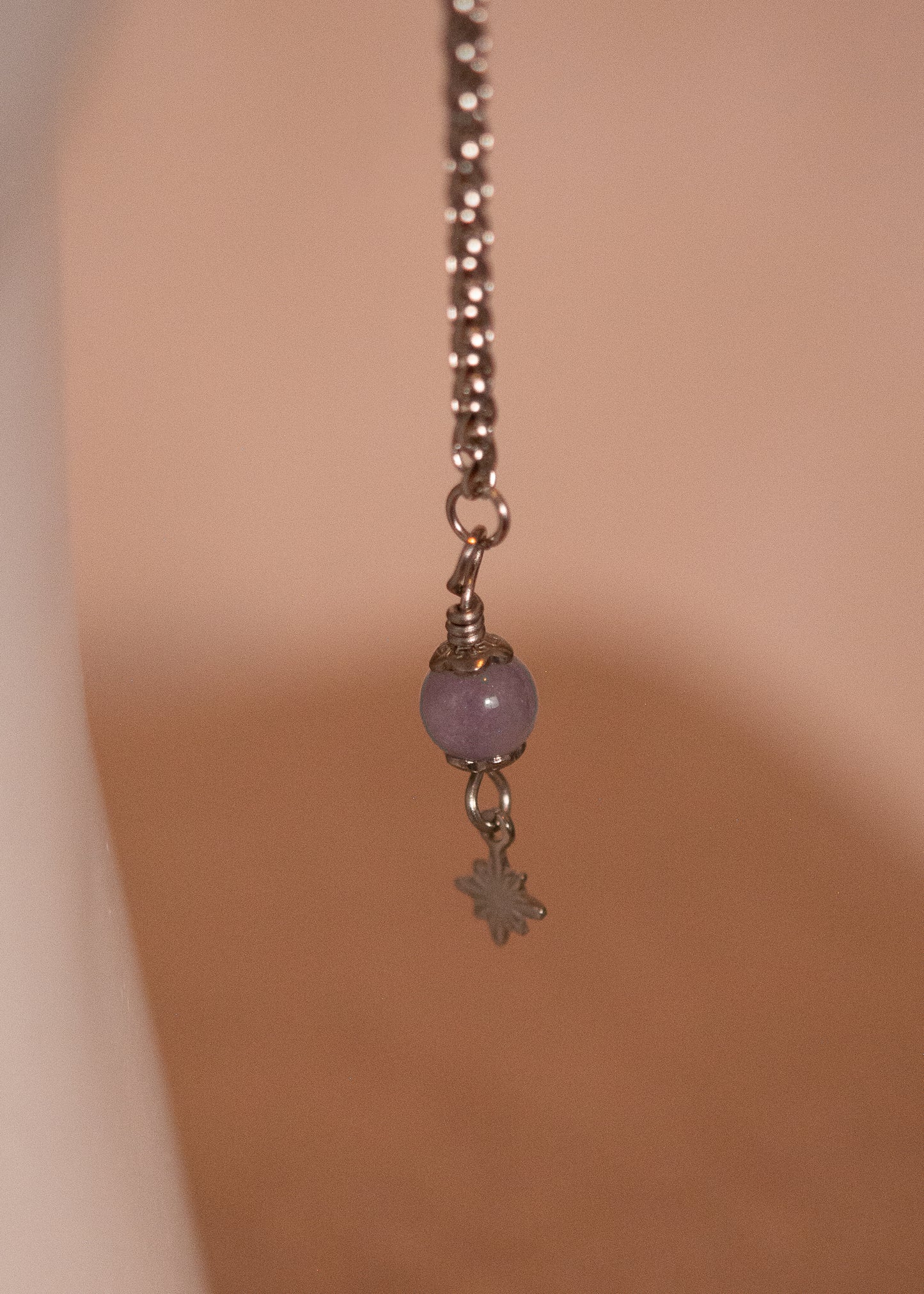 Chaîne de visage argentée avec feuilles géométriques et perles d’agate lavande. Bijou mystique, contrasté, inspiré de la mythologie grecque.