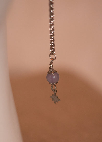 Chaîne de visage argentée avec feuilles géométriques et perles d’agate lavande. Bijou mystique, contrasté, inspiré de la mythologie grecque.