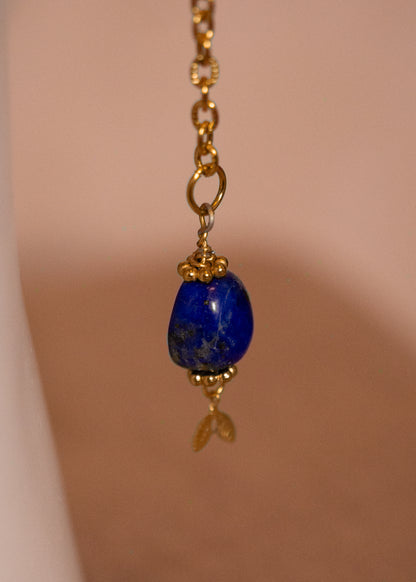 Chaîne de visage dorée avec lapis lazuli. Bijou bohème et mystique, contraste bleu et or, inspiration orientale. Bijou facial, festival, boho chic.