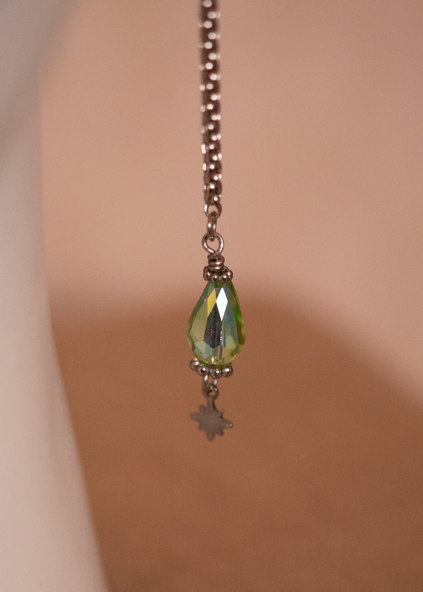 Chaîne argentée avec cristaux et perles vertes translucides. Bijou facial délicat inspiré des nymphes des légendes anciennes.