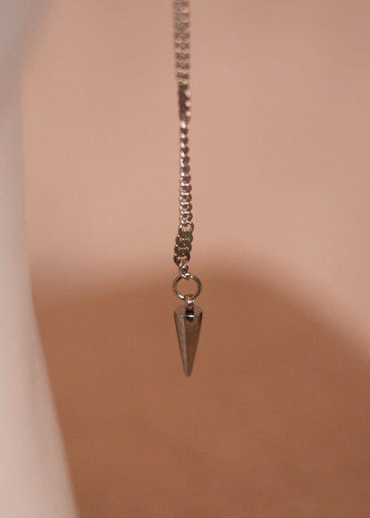 Chaîne visage fine argentée légère et délicate. Bijou discret, idéal look minimaliste mais original.