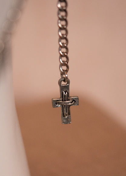 Chaîne de visage avec croix noires en émail et croix métal. Bijou oracle, look mystique, shamanique ou costume rituel.