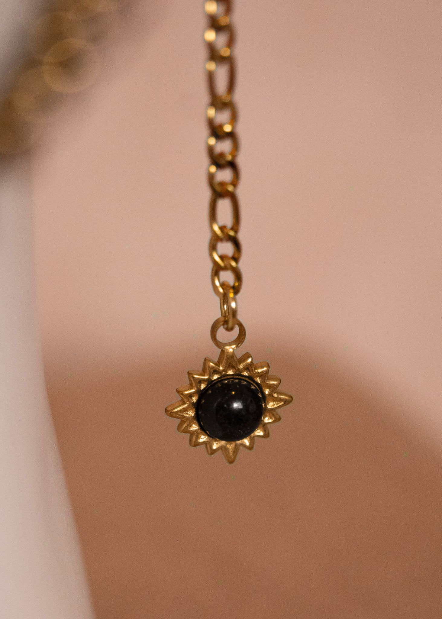 Bijou de visage en acier noir et doré avec gouttes alternées et soleils noirs. Bijou unisexe, contrasté, chainmail fait main. Festival, costume, photoshoot.