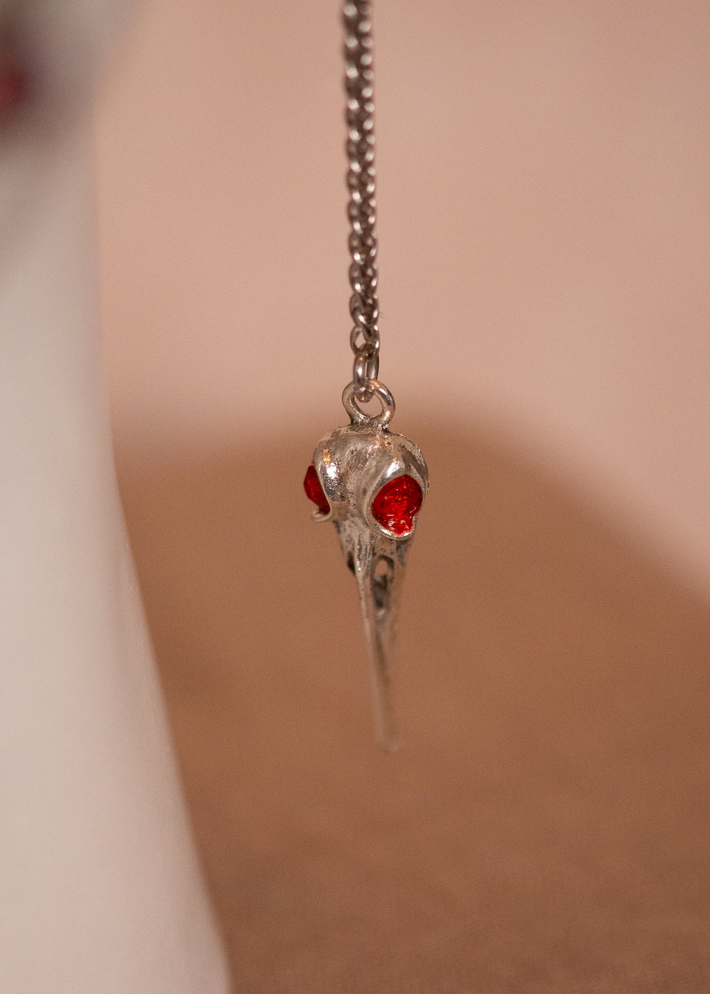 Chaîne de visage en acier inoxydable noir et argent avec détails rouges et crânes d’oiseaux en métal. Bijou gothique, mystérieux, shamanique. Bijou facial.