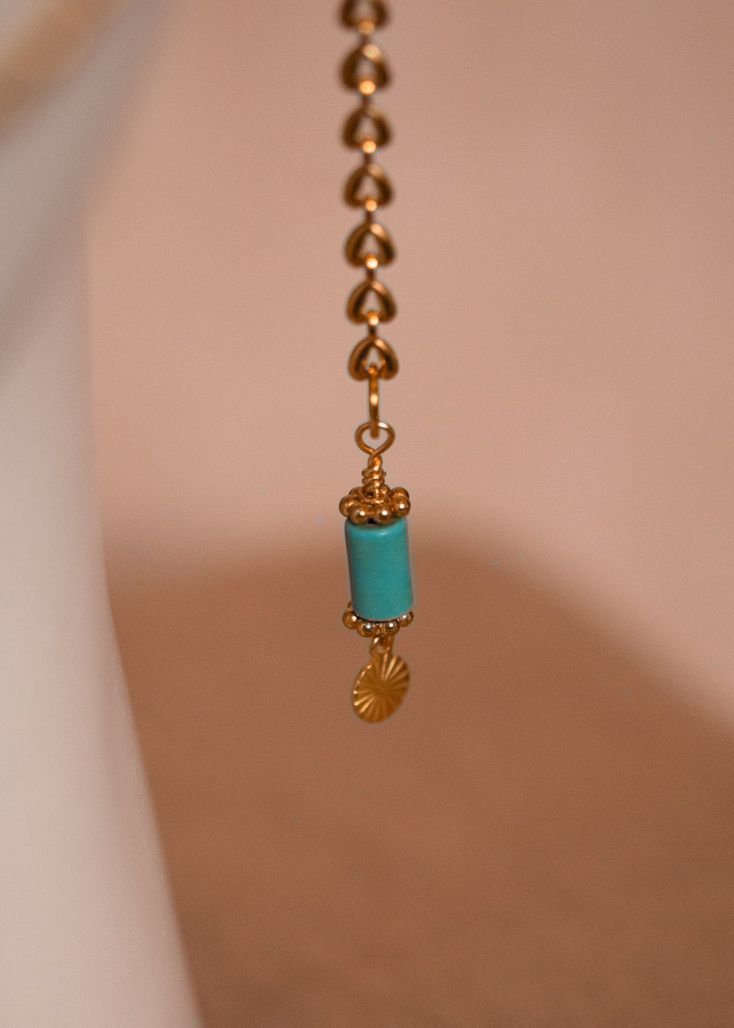 Chaîne de visage dorée inspirée de l’Orient avec perles bleues et turquoises. Bijou éclatant pour look bohème chic.