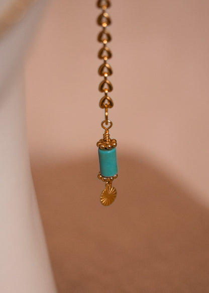 Chaîne de visage dorée inspirée de l’Orient avec perles bleues et turquoises. Bijou éclatant pour look bohème chic.