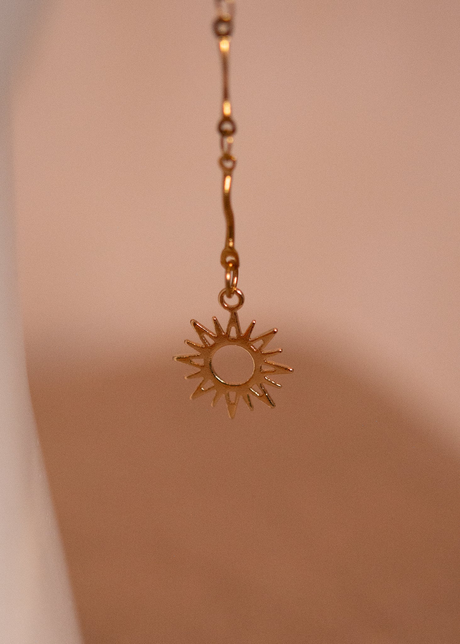 Chaîne de visage dorée fine en vaguelettes avec soleils. Bijou lumineux, look bohème chic et solaire, inspiration orientale.