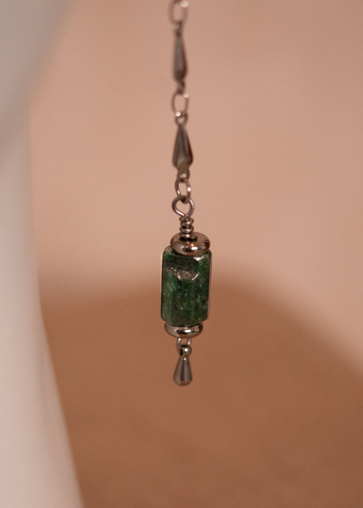 Chaîne de visage serpent en acier inoxydable argenté avec émeraude brute. Bijou fluide et contrasté, au style bohème minéral. Bijou facial original.