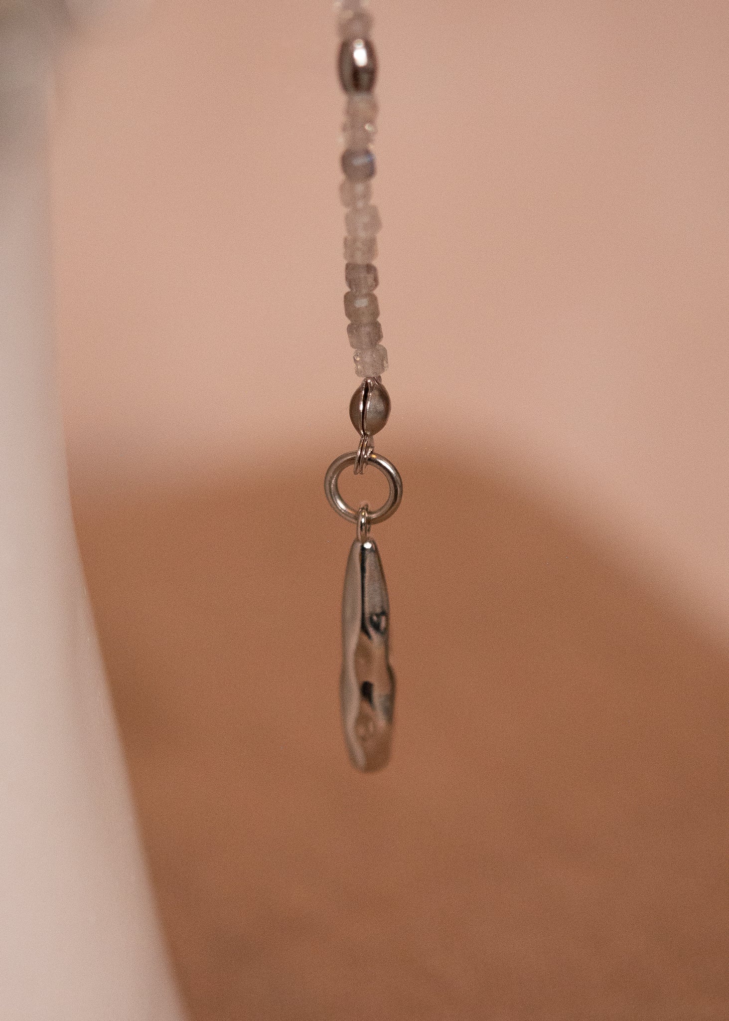 Chaîne de visage en labradorite et péridot avec gouttes argentées acier inoxydable. Bijou mystique pour look céleste, festival ou costume fantasy.