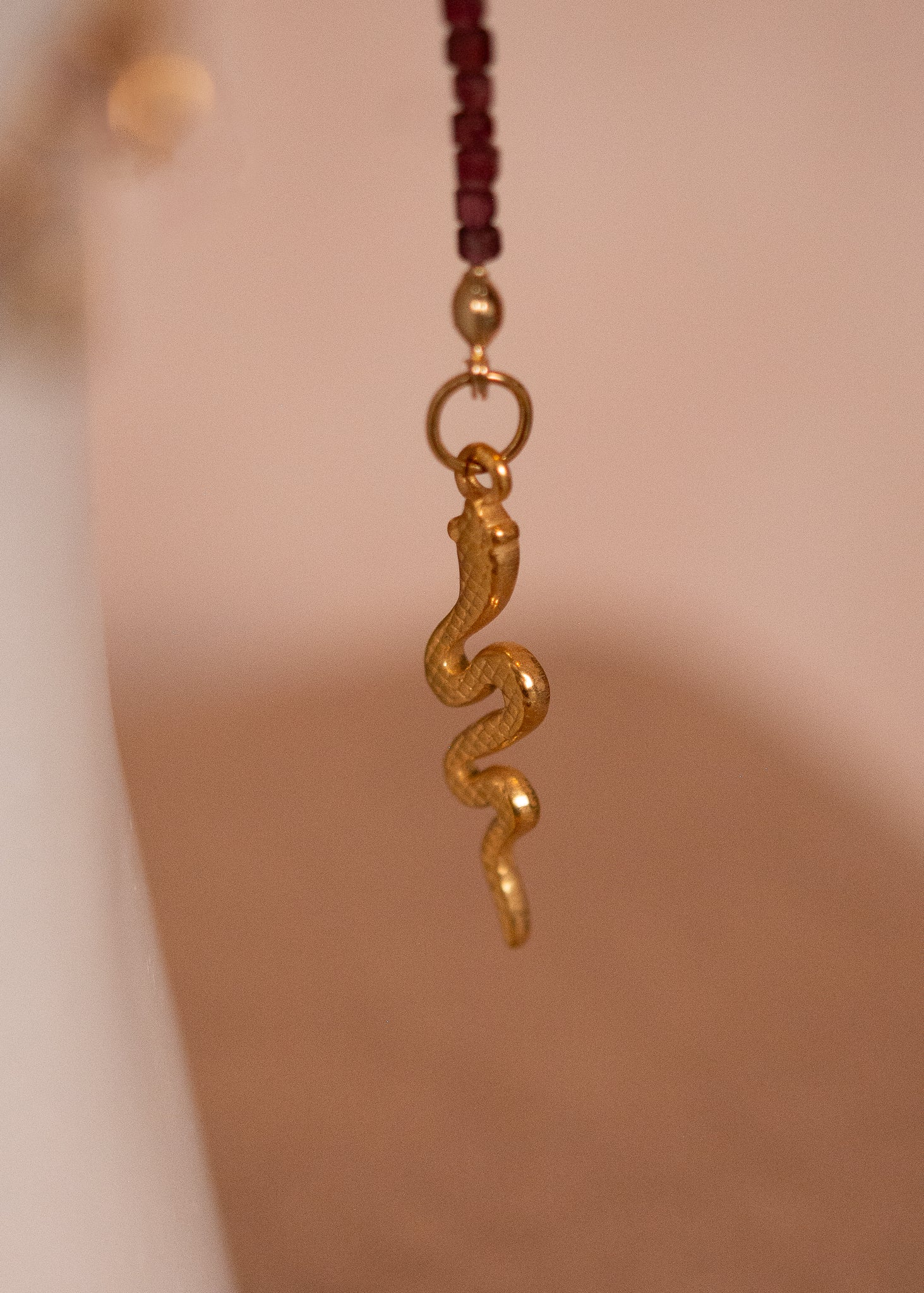 Bijou facial en grenat avec charme serpent et détails dorés. Accessoire mystique pour festival, danse orientale ou costume tribal.