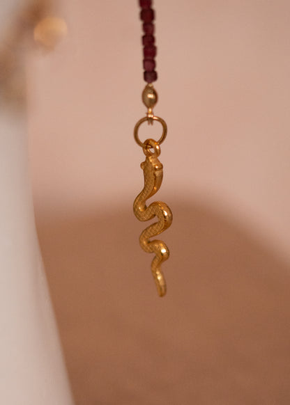 Bijou facial en grenat avec charme serpent et détails dorés. Accessoire mystique pour festival, danse orientale ou costume tribal.