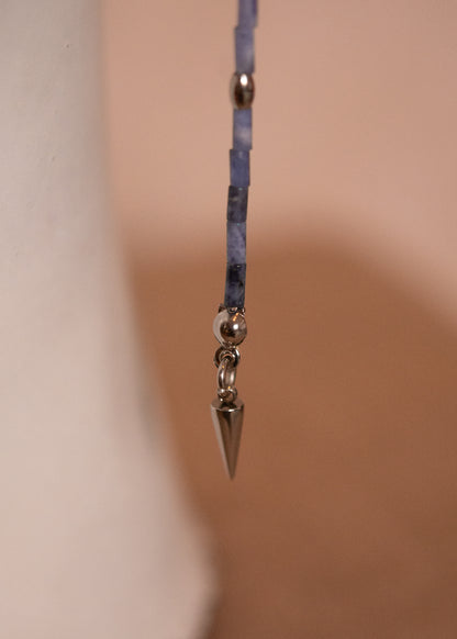 Chaîne de visage en sodalite avec zircon serti et piques acier. Bijou facial sculptural et affirmé, idéal pour look goth, nordique ou alternatif.