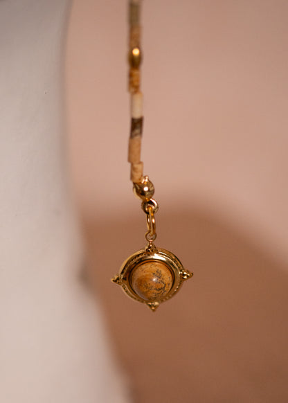 Chaîne de visage dorée en jaspe paysage avec pampilles étoile et zircon. Bijou céleste inspiré des mythes anciens, idéal pour look solaire et bohème.