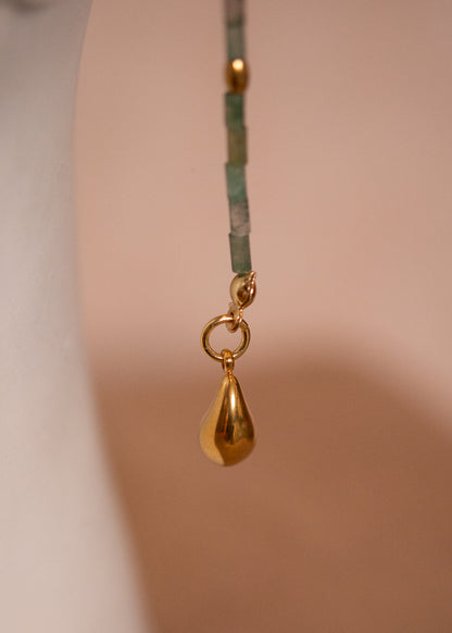 Bijou facial en agate mousse avec oiseaux dorés et gouttes. Chaîne de visage dorée inspirée de l’Égypte antique, idéale pour festivals et costumes solaires.