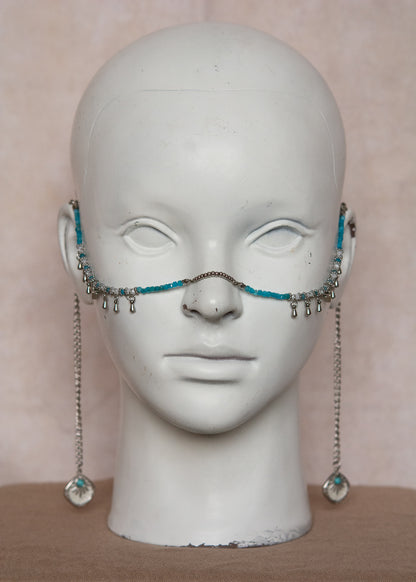 Bijou facial en apatite bleue, howlite et émail blanc. Accessoire de visage mystique en acier inoxydable, parfait pour festival, look boho ou danse orientale.