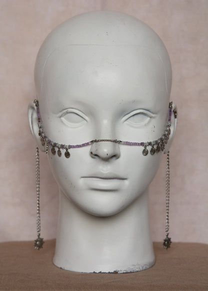 Bijou facial en améthyste et acier inoxydable avec breloques soleil. Accessoire bohème mystique pour festival, danse ou costume rituel.