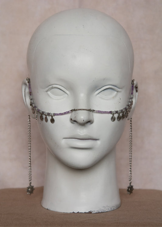 Bijou facial en améthyste et acier inoxydable avec breloques soleil. Accessoire bohème mystique pour festival, danse ou costume rituel.