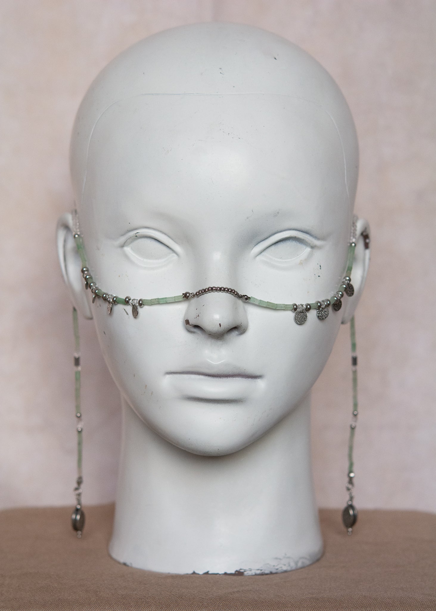 Bijou facial en aventurine verte et acier inoxydable avec breloques runiques. Accessoire tribal mystique pour festival ou costume nordique.