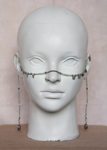 Bijou facial en aventurine verte et acier inoxydable avec breloques runiques. Accessoire tribal mystique pour festival ou costume nordique.