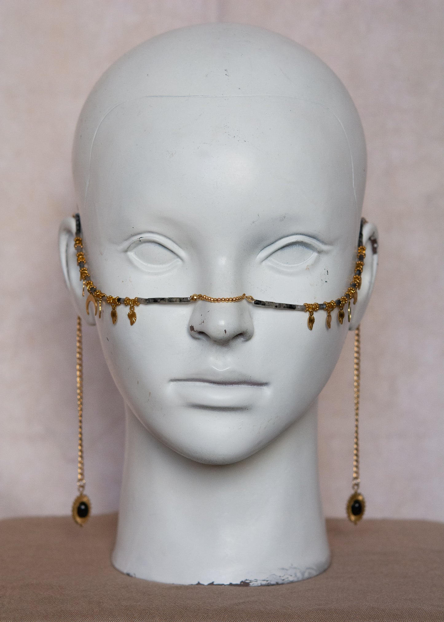 Bijou facial en acier inoxydable doré, larvikite et obsidienne avec lune orientale. Accessoire mystique égyptien pour festival, danse ou costume rituel boho.