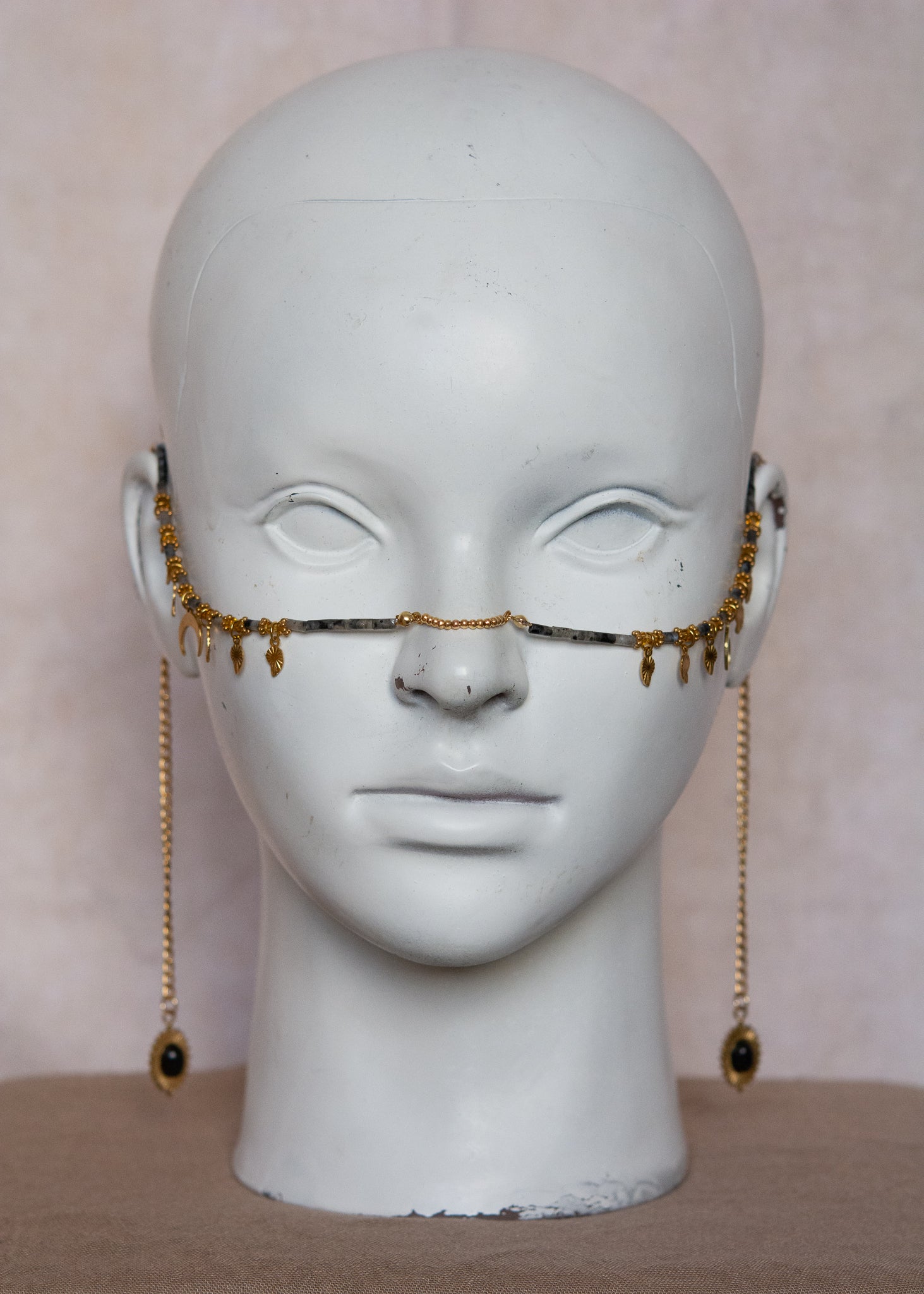 Bijou facial en acier inoxydable doré, larvikite et obsidienne avec lune orientale. Accessoire mystique égyptien pour festival, danse ou costume rituel boho.