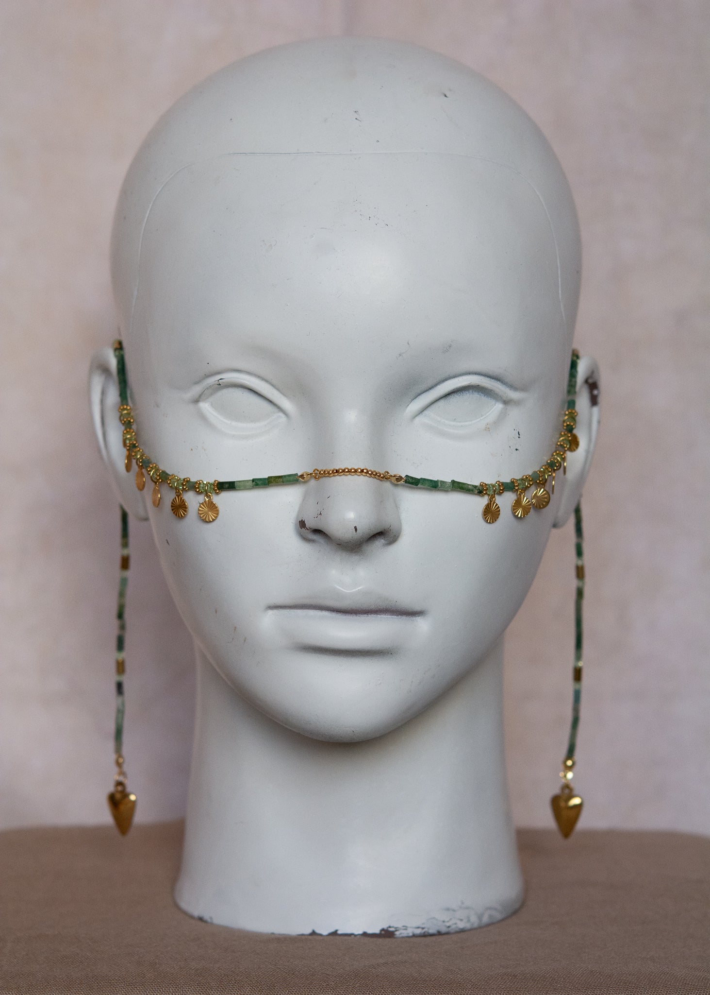 Bijou facial doré en agate mousse avec breloques cœur-pique. Accessoire inspiré des légendes celtiques, parfait pour un look boho mystique ou féerique.