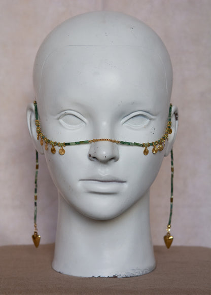 Bijou facial doré en agate mousse avec breloques cœur-pique. Accessoire inspiré des légendes celtiques, parfait pour un look boho mystique ou féerique.
