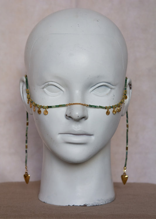 Bijou facial doré en agate mousse avec breloques cœur-pique. Accessoire inspiré des légendes celtiques, parfait pour un look boho mystique ou féerique.