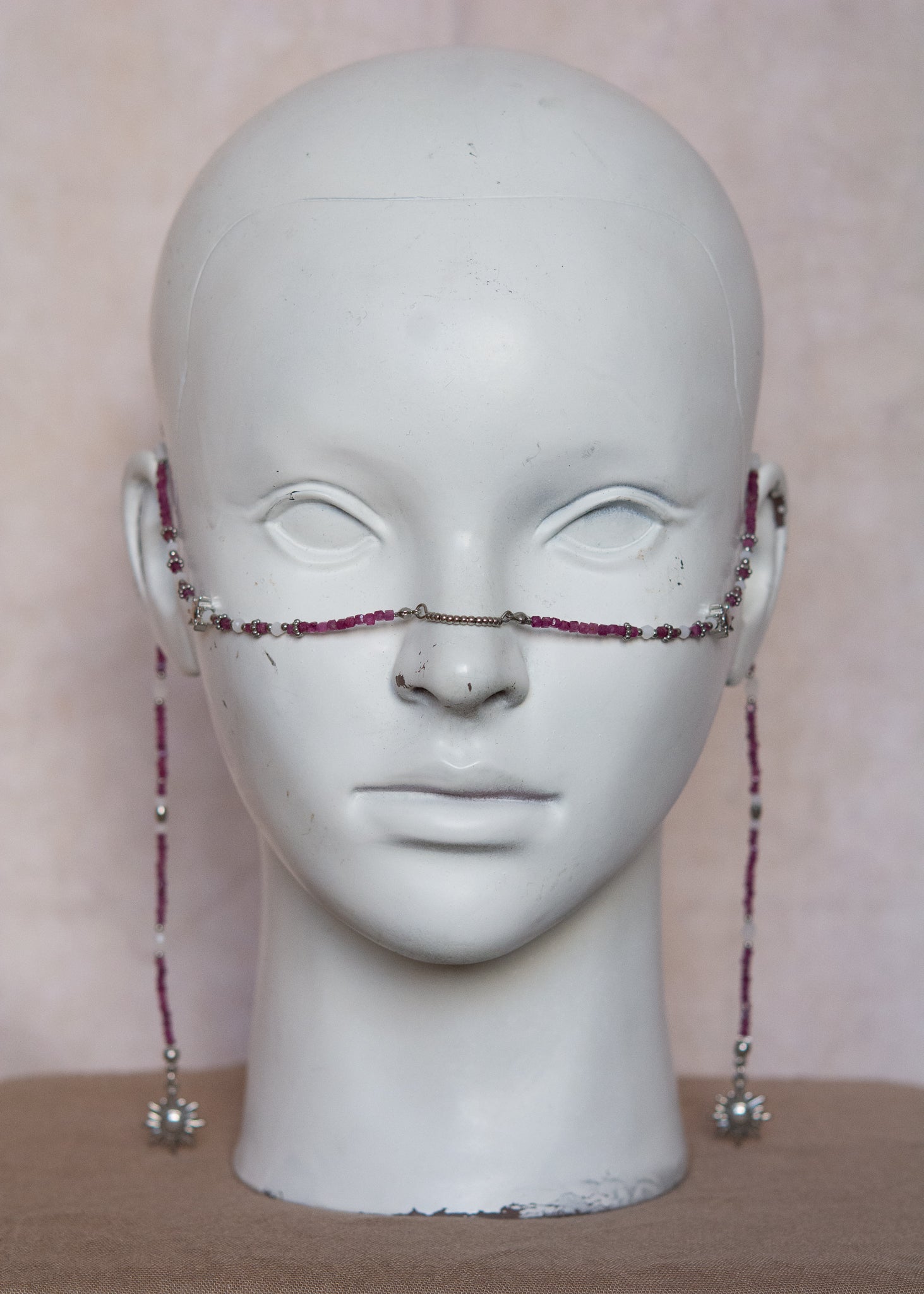 Bijou facial en rubis non raffiné et acier inoxydable avec soleils argentés. Accessoire solaire pour look boho tribal, rituel ou festival.