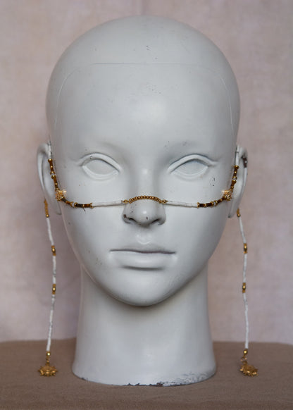 Bijou facial acier inoxydable doré, œil de tigre et howlite blanche avec détails soleil. Accessoire solaire et mystique, parfait pour festival ou événement.