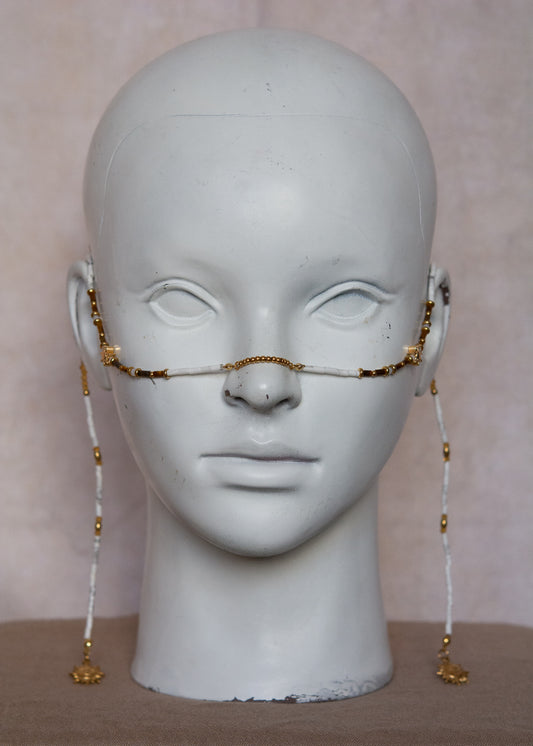 Bijou facial acier inoxydable doré, œil de tigre et howlite blanche avec détails soleil. Accessoire solaire et mystique, parfait pour festival ou événement.