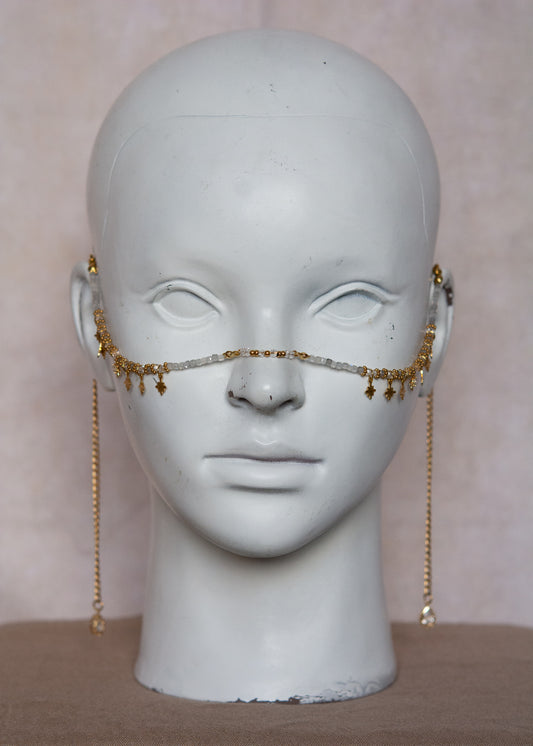 Bijou facial doré en labradorite blanche avec étoiles et zircons translucides. Accessoire céleste pour look féerique, festival ou costume astral.