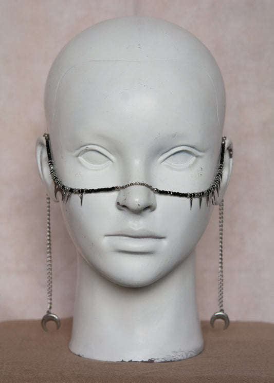 Bijou facial en spinelle noire et acier inox argenté avec lunes et piques. Accessoire céleste sombre pour look alternatif, witchy ou festival.