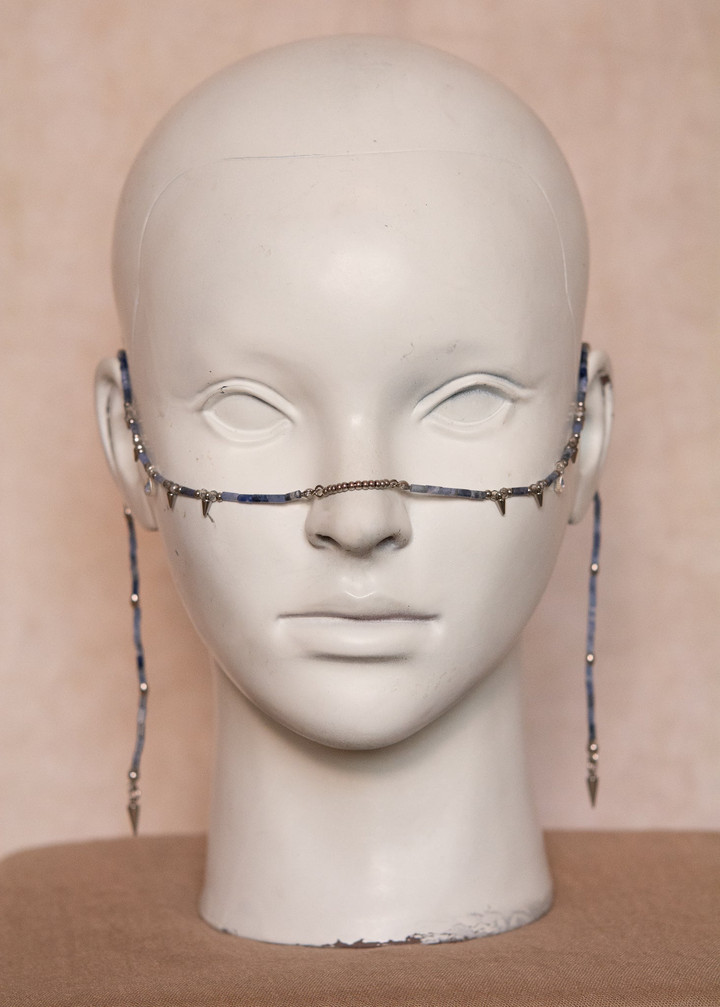 Chaîne de visage en sodalite avec zircon serti et piques acier. Bijou facial sculptural et affirmé, idéal pour look goth, nordique ou alternatif.